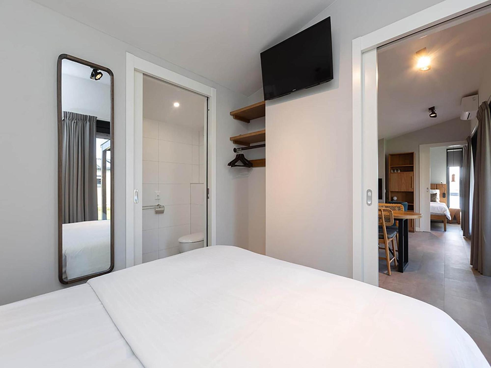 Luxury Docklodge On The Water Delfstrahuizen Экстерьер фото